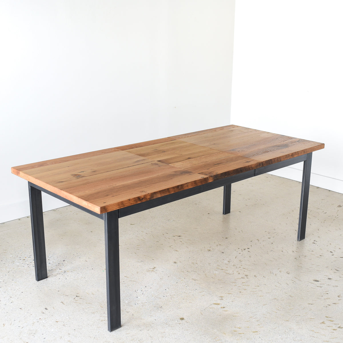 Extendable industrial deals table